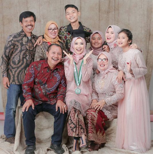 Foto Wisuda Bersama Keluarga Bahagia Di Studio