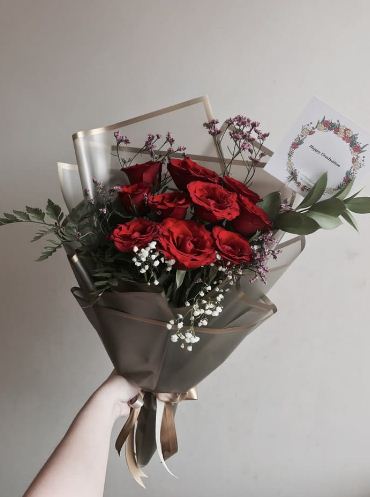 Buket bunga mawar merah yang cantik nan dibalut dengan unik