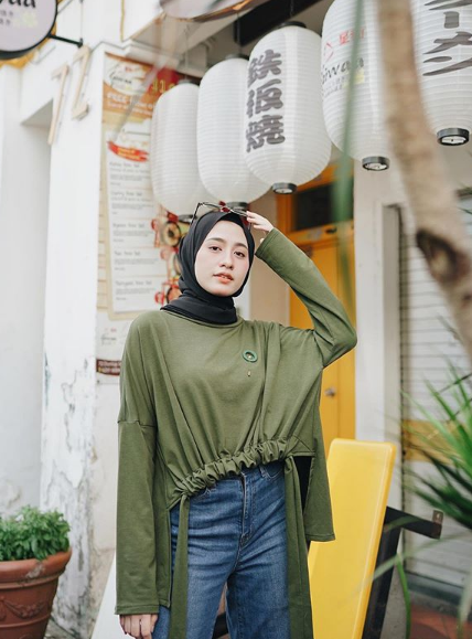 Pose Model Hijab Outdoor