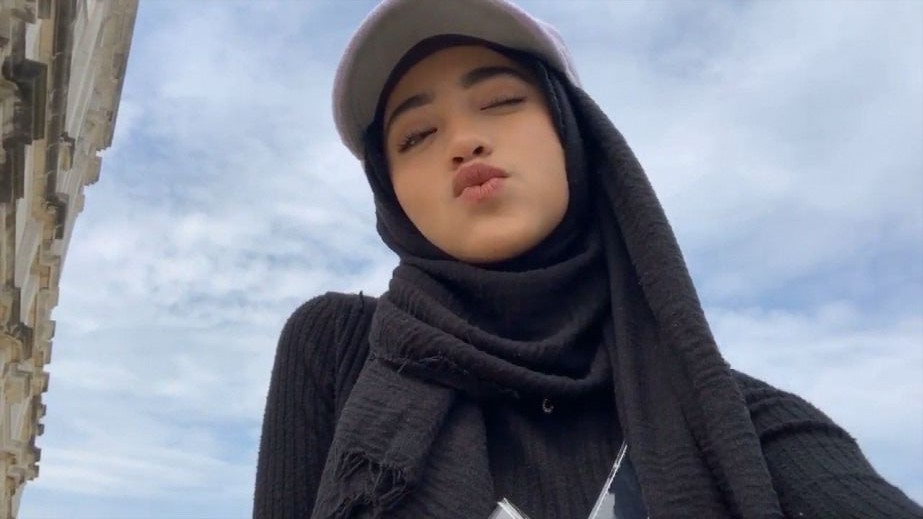 Gaya Foto Aesthetic Selfie Hijab Kekinian