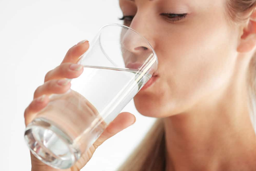 Memperbanyak asupan minum air putih