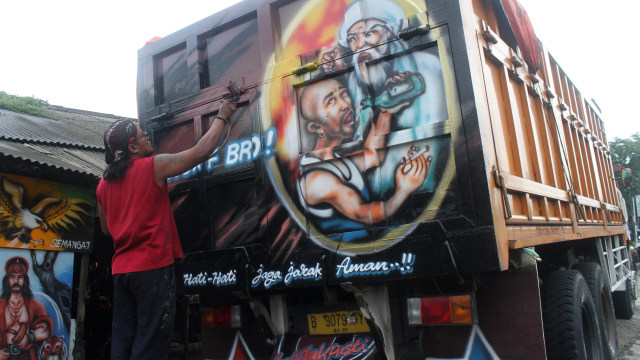 Menjadi pelukis truk adalah satu peluang usaha kreatif yang menjanjikan di Indonesia